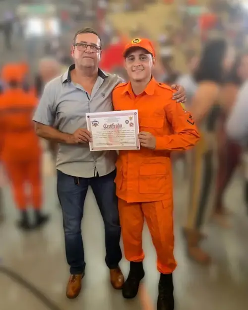 Gabriel no dia da formatura, ao lado do pai